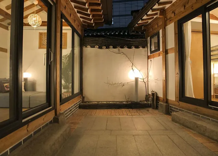 Jay Hanok ㅡ 3br 3bath ㅡ 8min From Anguk Stn *